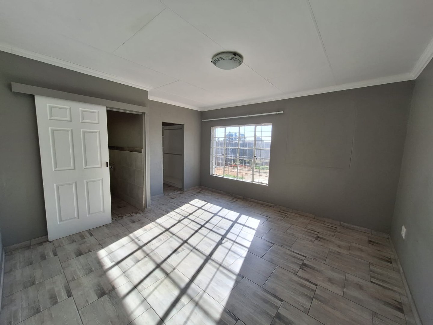 OPEN PLAN LOUNGE/DINNINGROOM AREA IN FLAT