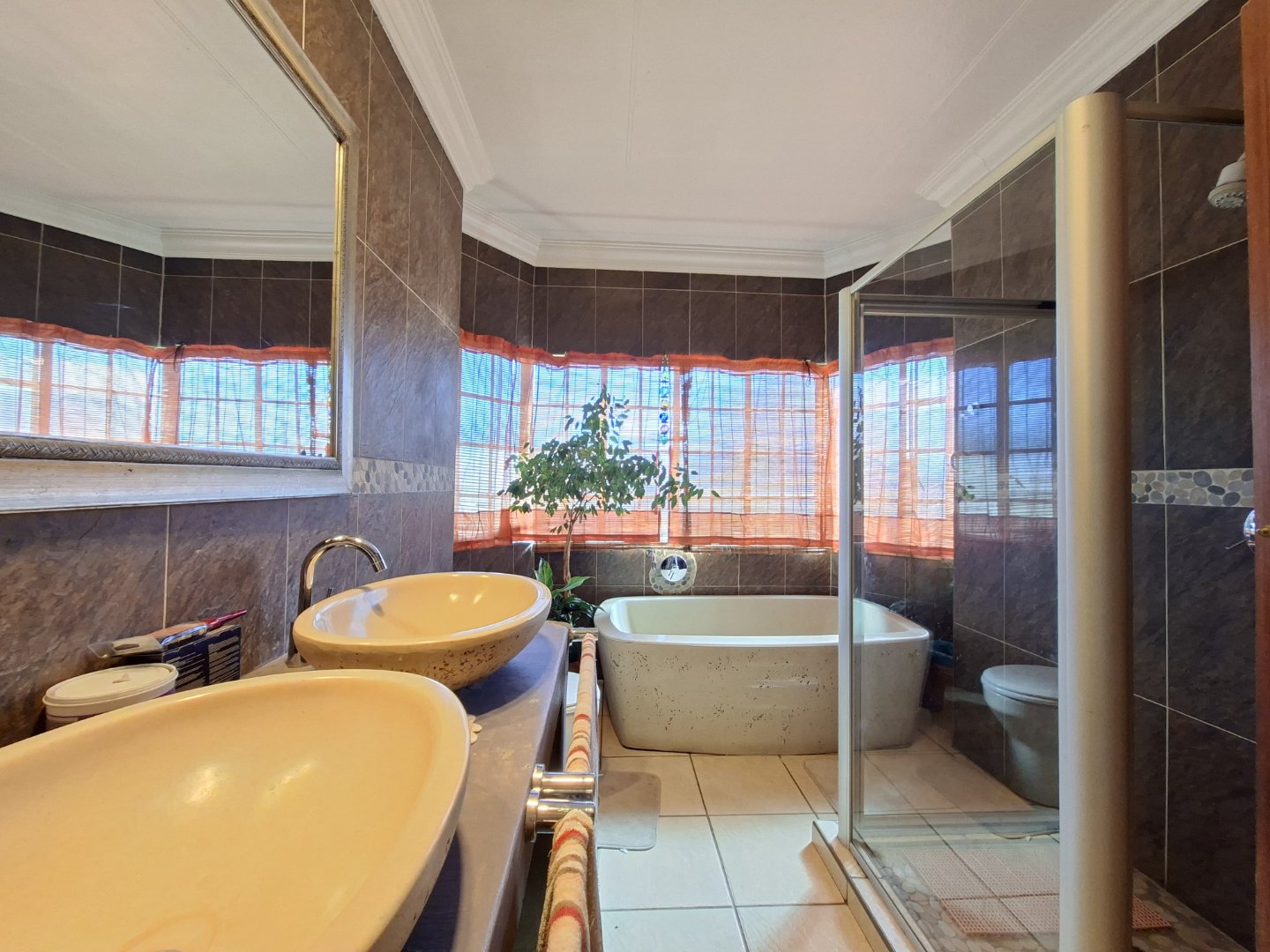 DOUBLE BASIN IN SECOND BATHROOM