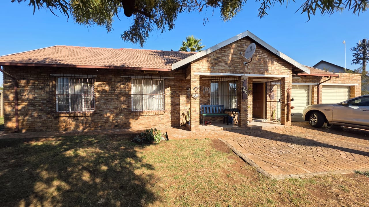 LOW MAINTENANCE FACEBRICK,FAMILY DWELLING WITH 3 BEDROOMS,PERFECTLY LOCATED