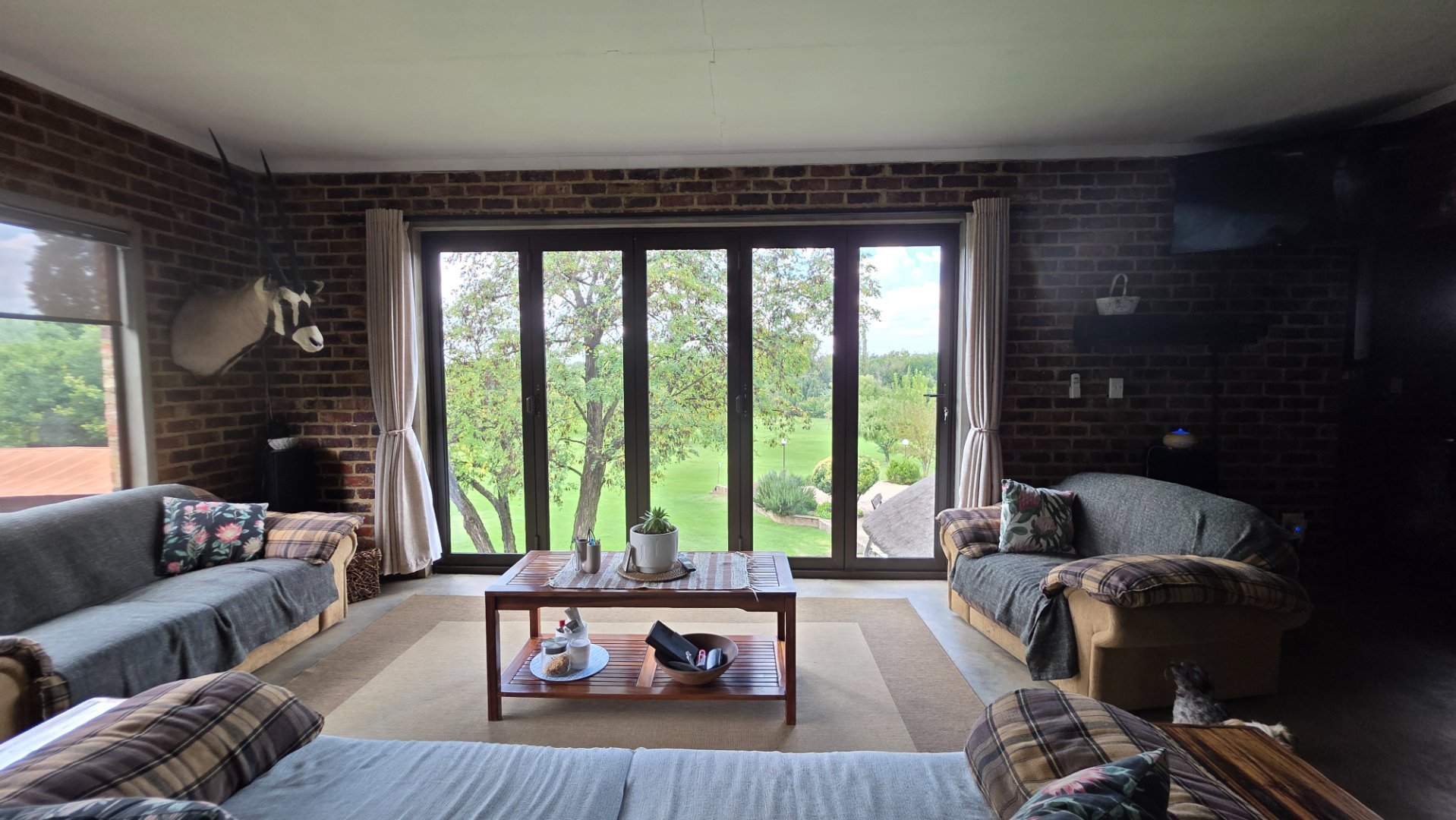 ENTERTAINMENT AREA IN UPPER LEVEL