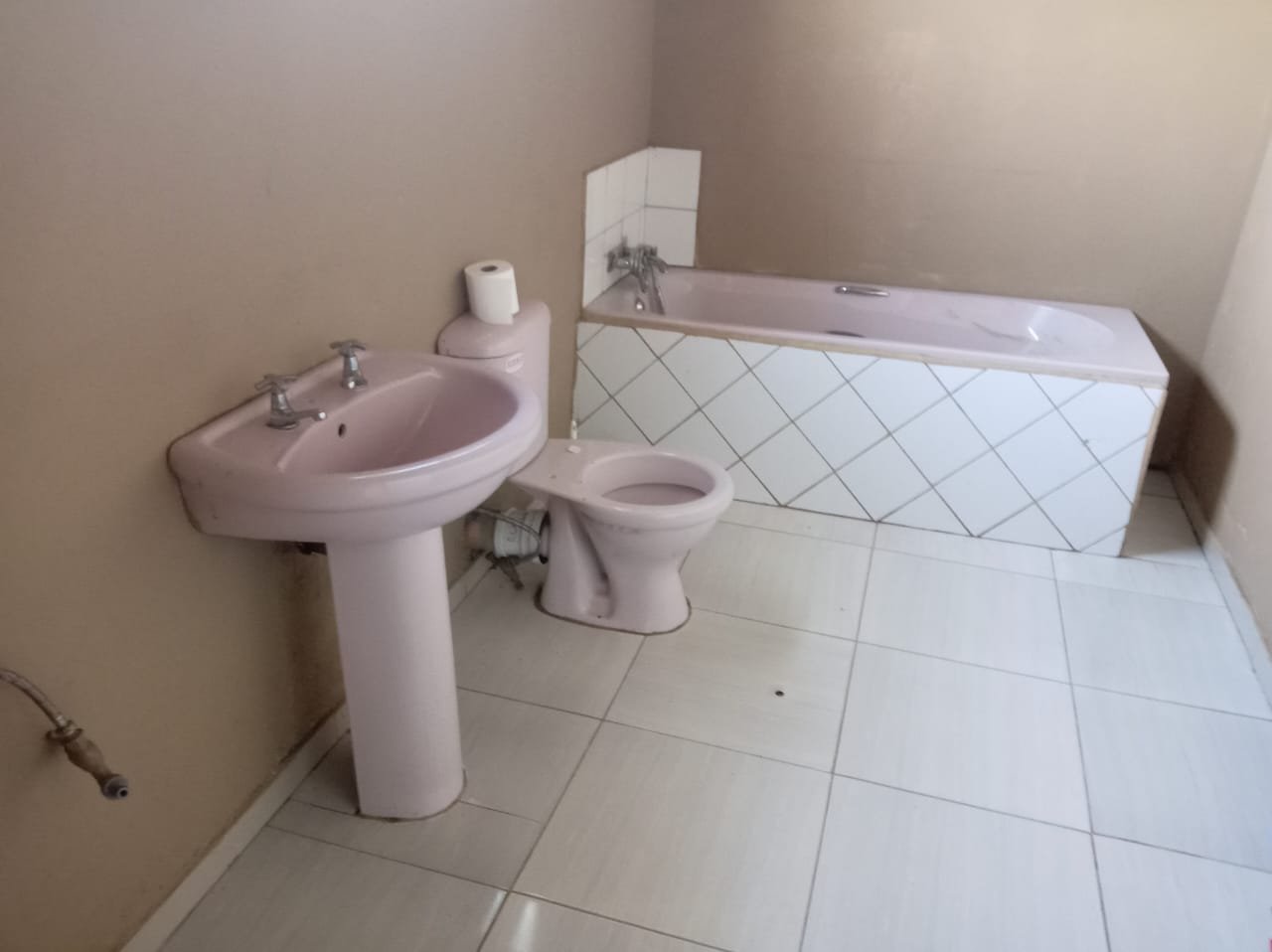 2 Bedroom House For Sale Bergman  photo 2