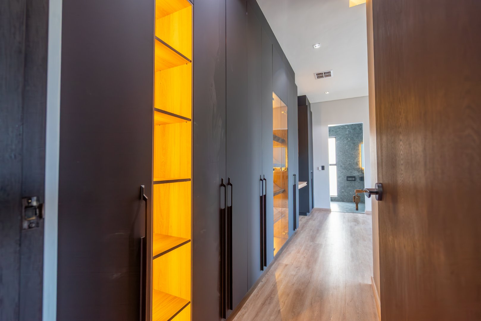 Choose Your Finishes: 670 m² Villa Behind a Double Boom in Sandhurst
