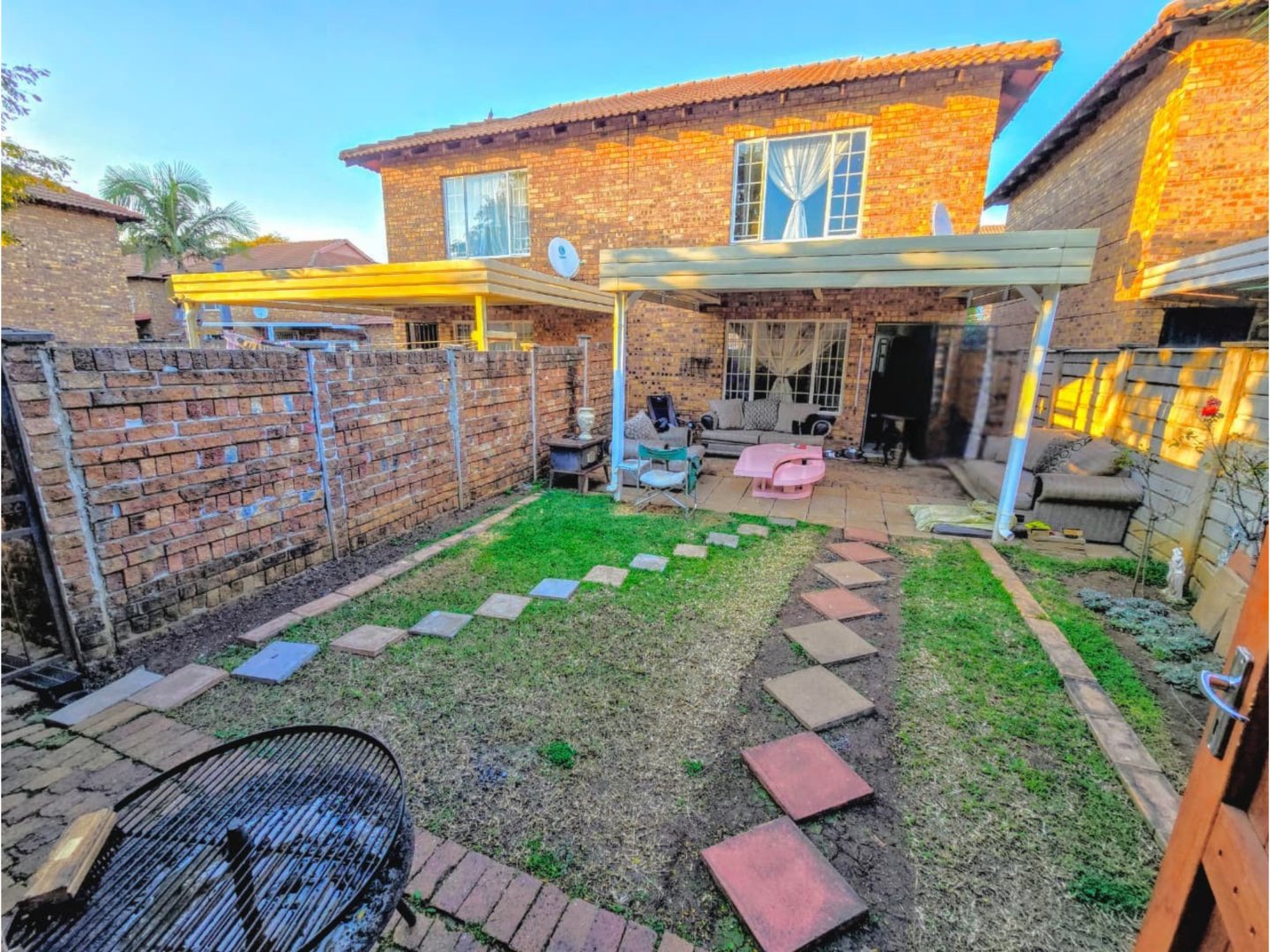2-Bedroom Townhouse in Secure Complex – Move-In Ready