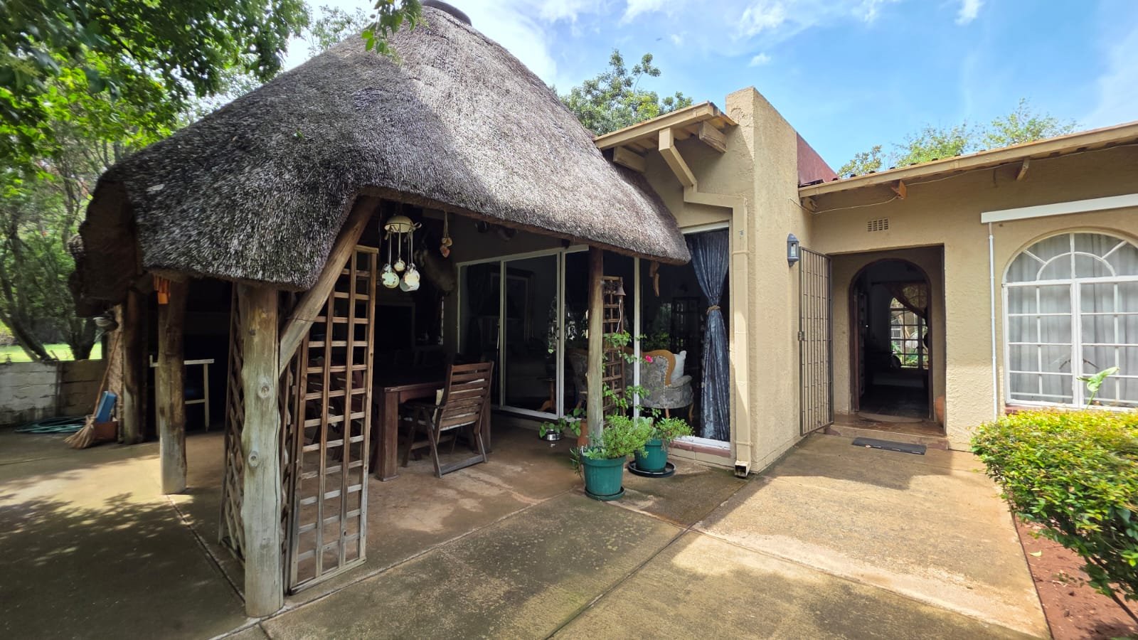 FRONT VIEW WITH LAPA