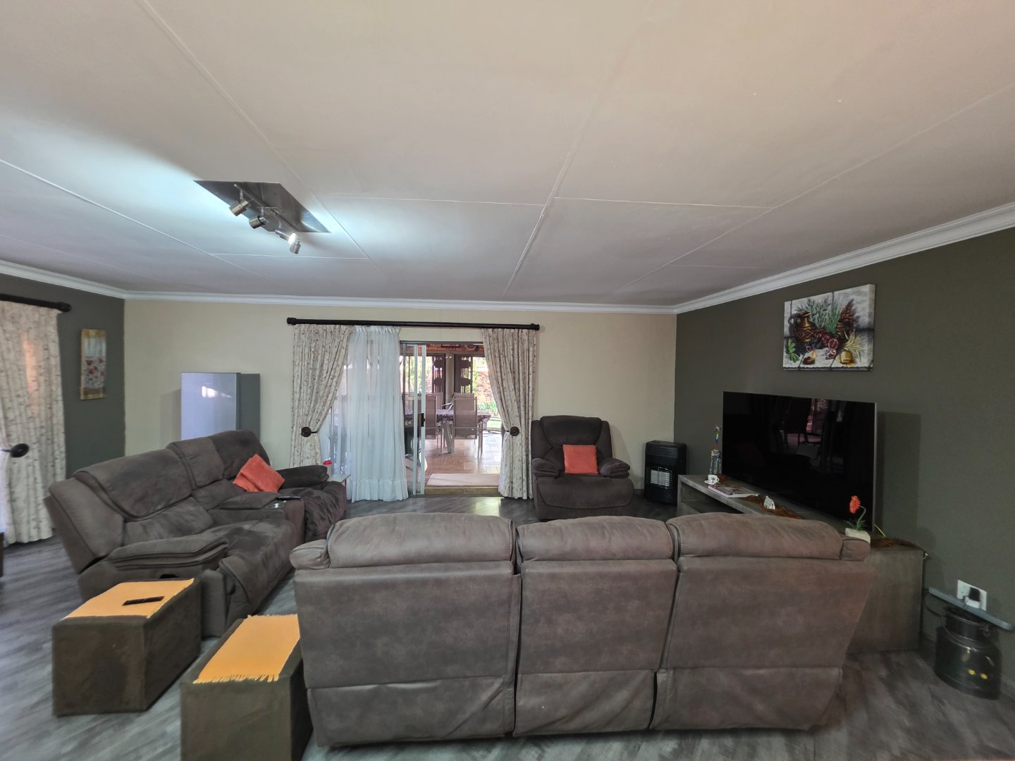 OPEN PLAN LOUNGE/KITCHEN