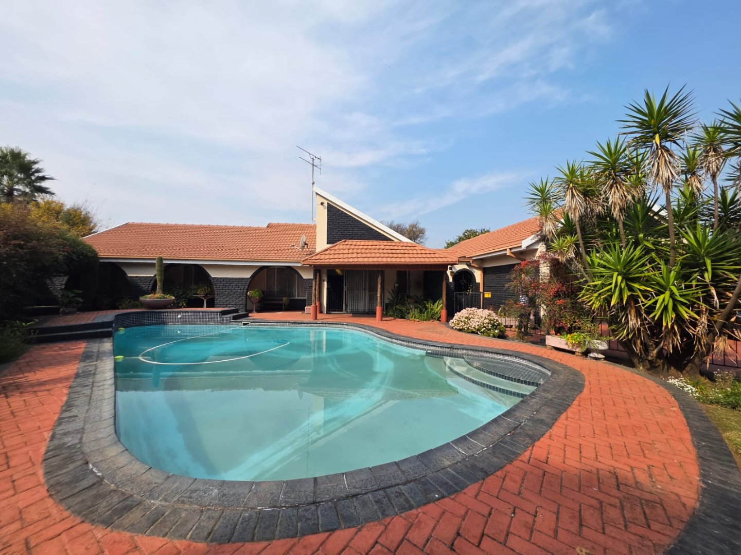 A FOUR BEDROOM FAMILY DWELLIG WITH A MILLION OPPERTUNITIES TO CREATE YOUR OWN FAMILY LIVING SPACE