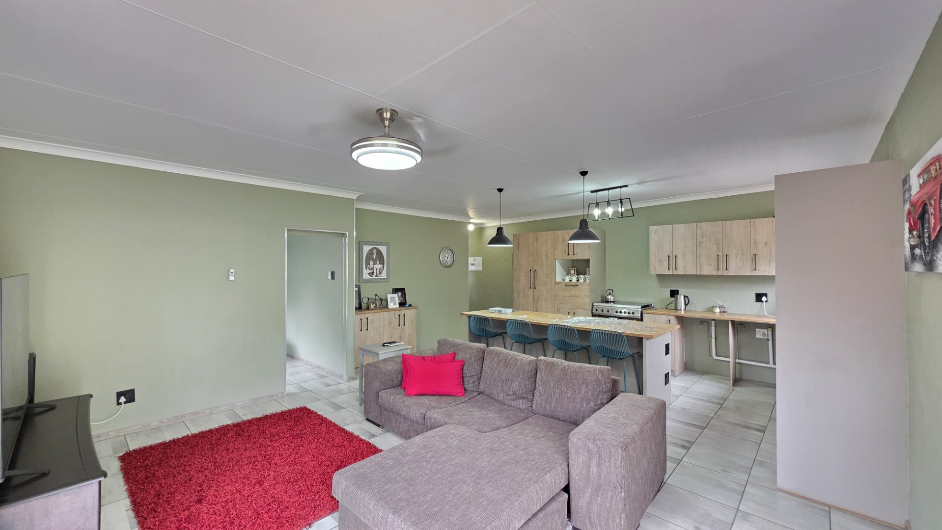 OPEN PLAN LOUNGE/KITCHEN IN FLAT