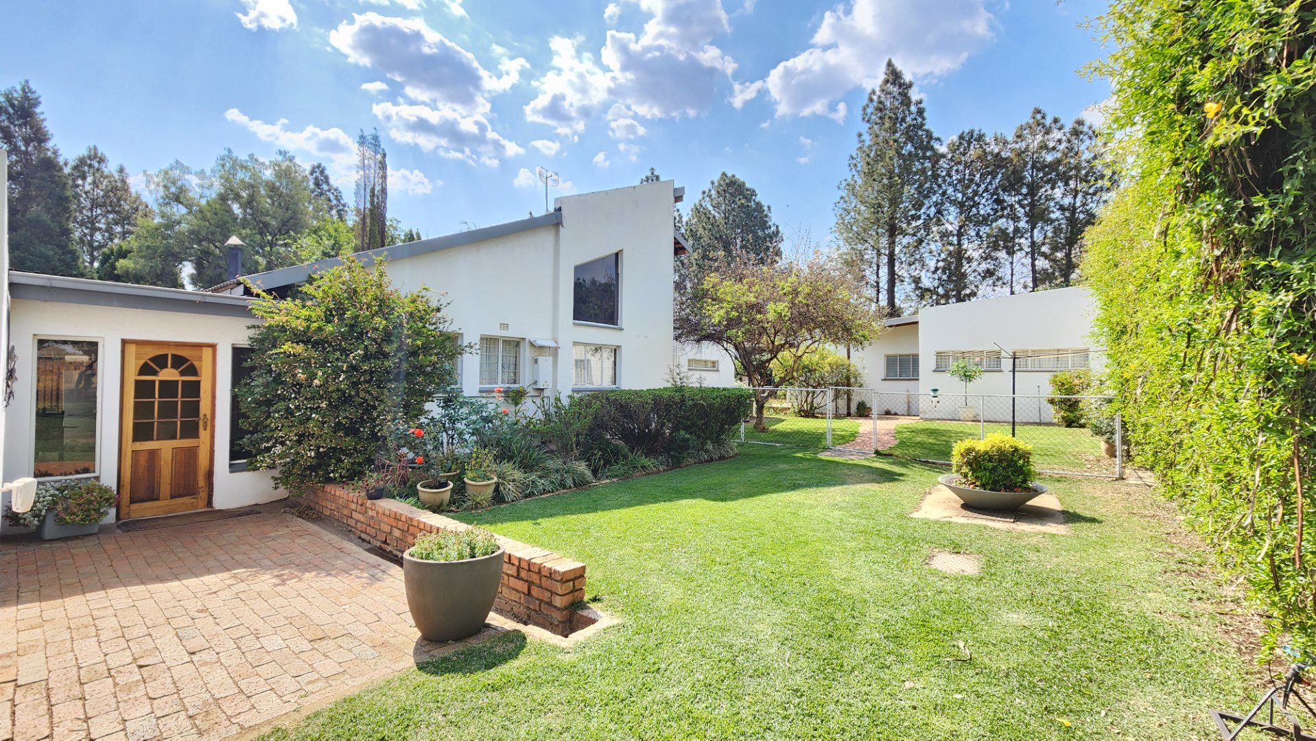 Five bedroom house  on 10 acres with two revenue generating cottages for sale in Ironsyde AH