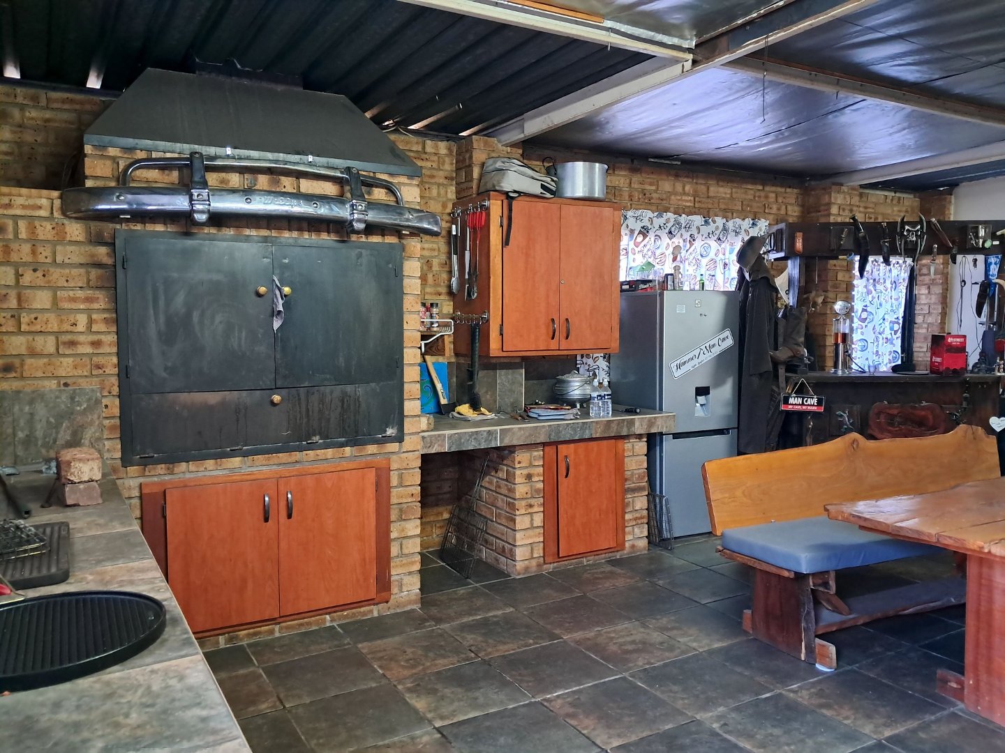 BUILD IN BRAAI IN ENTERTAINMENT AREA