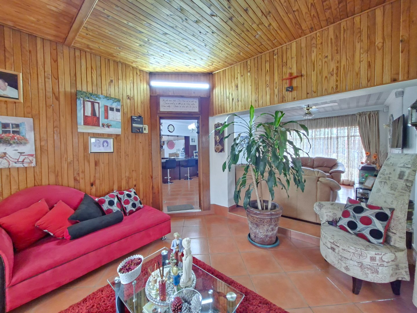 OPEN PLAN FOIR  TO LOUNGE/KITCHEN