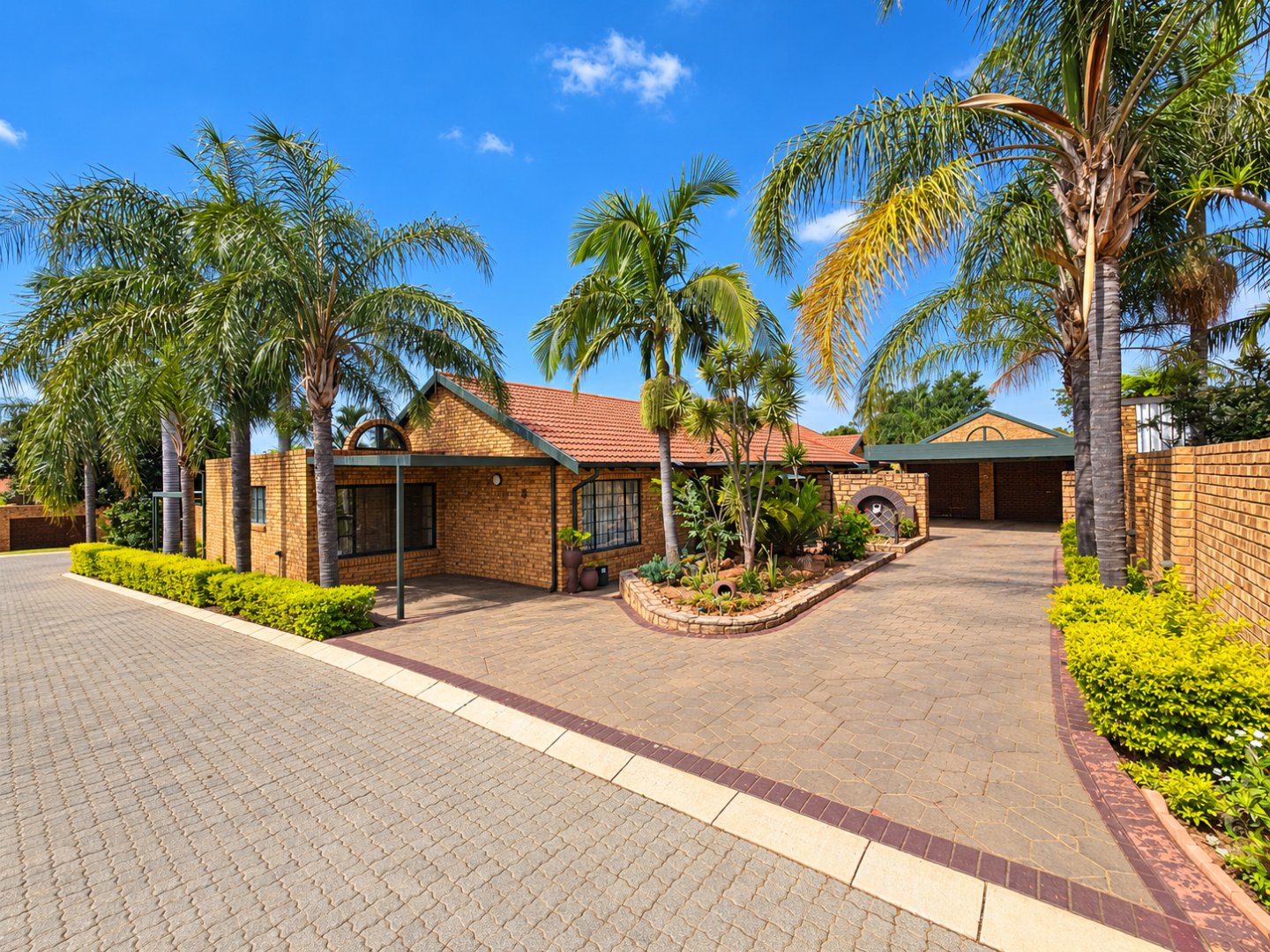 Two Homes for the Price of One! Full-title Posh Estate!