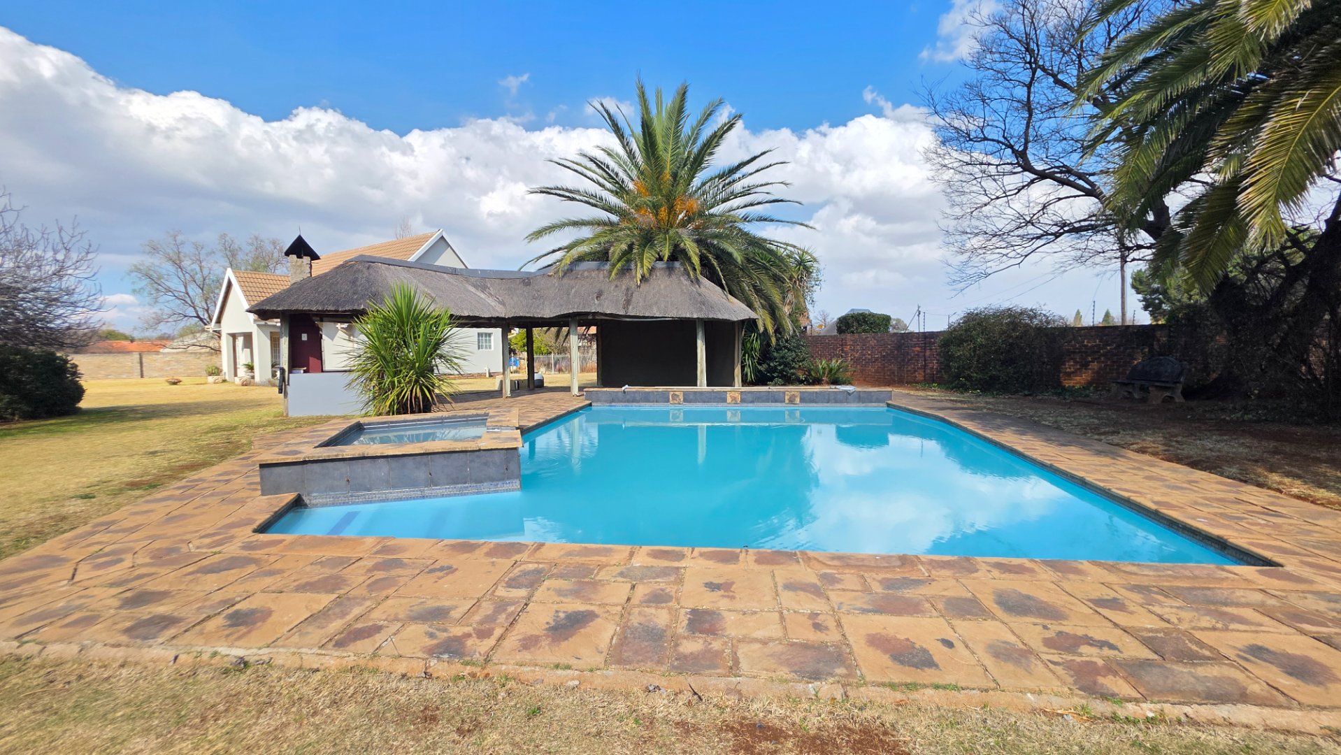 WELL SIZED FAMILY  DWELLING  SETTLED IN A PARADISE GARDEN 