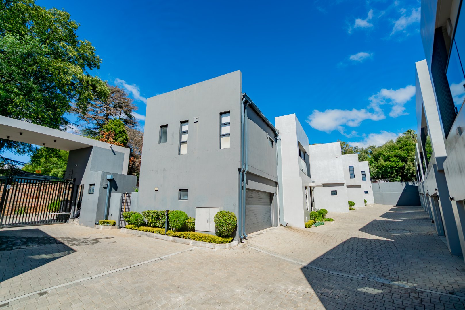 Modern 3 Bed Hyde Park Townhouse with Solar, PJ Lounge & Double Garage