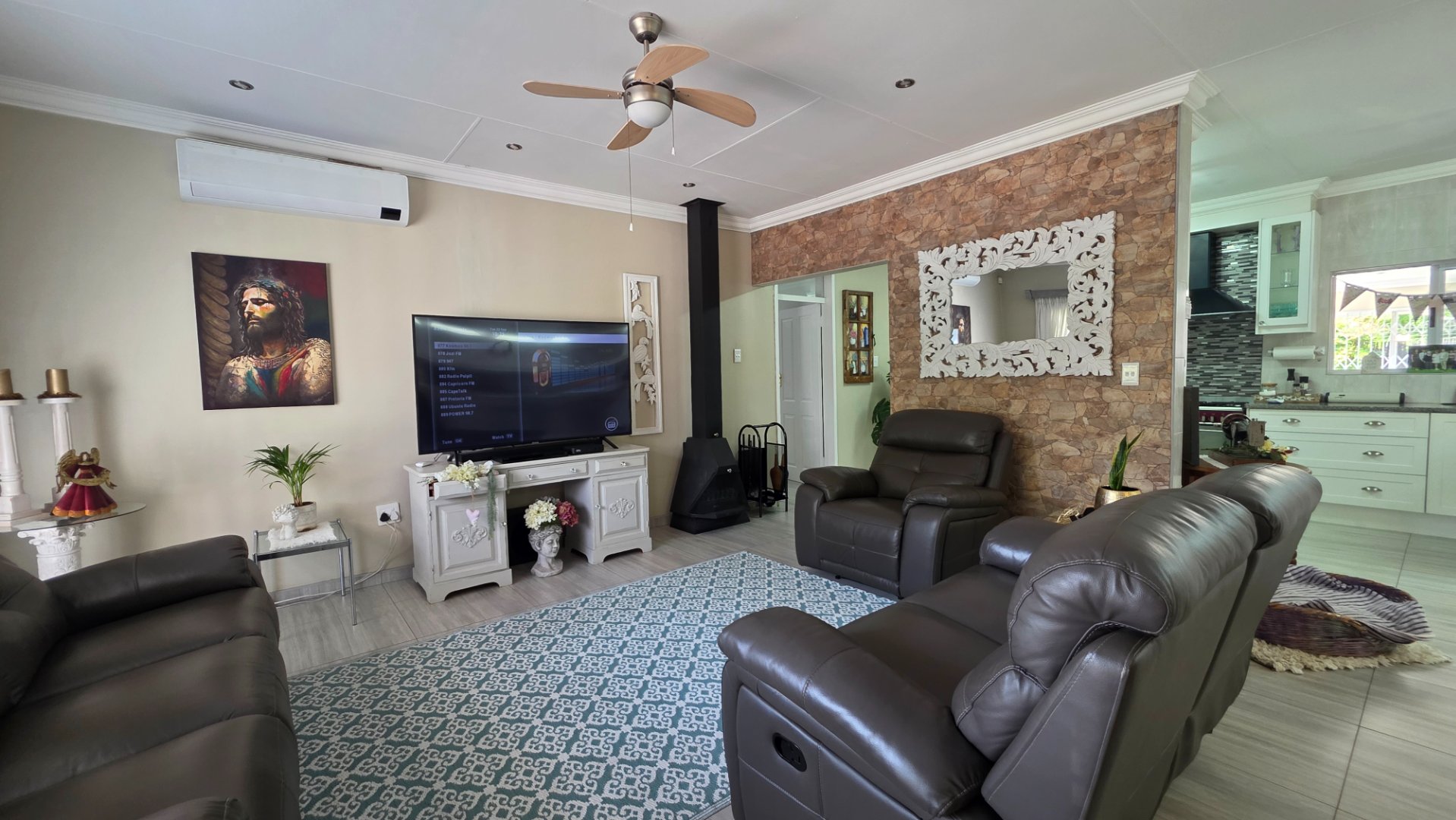 LOUNGE WITH FIREPLACE