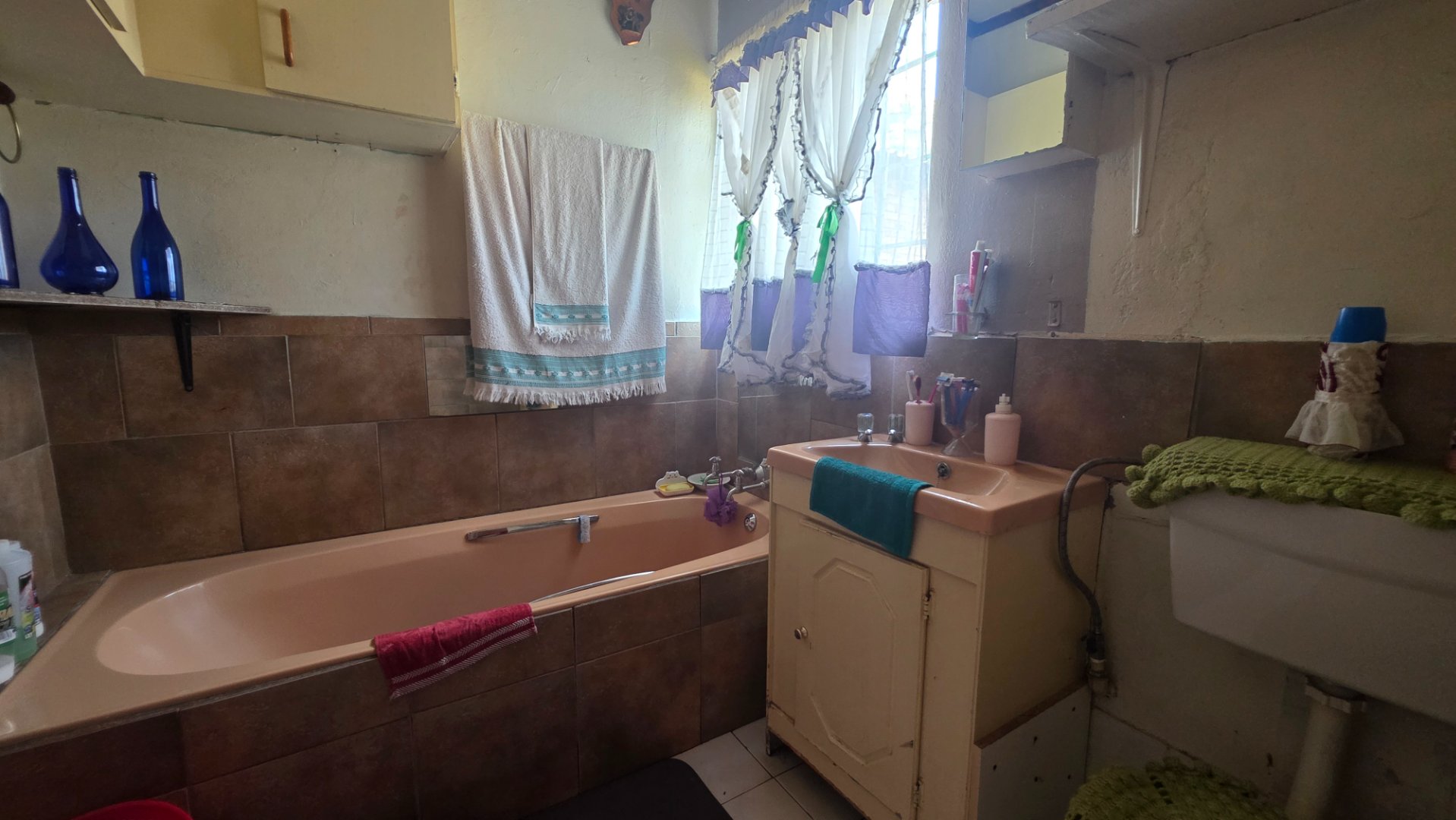 BATHROOM IN FLAT
