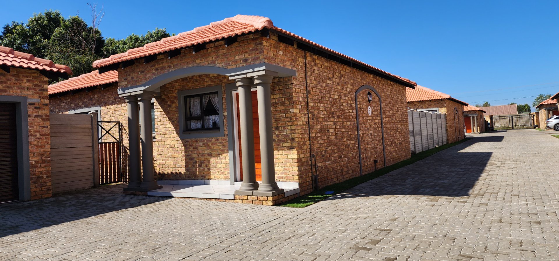 NEWLY BUILD TUSCAN STYLE, MODERN TOWNHOUSES AT AN AFFORDABLE RICE.