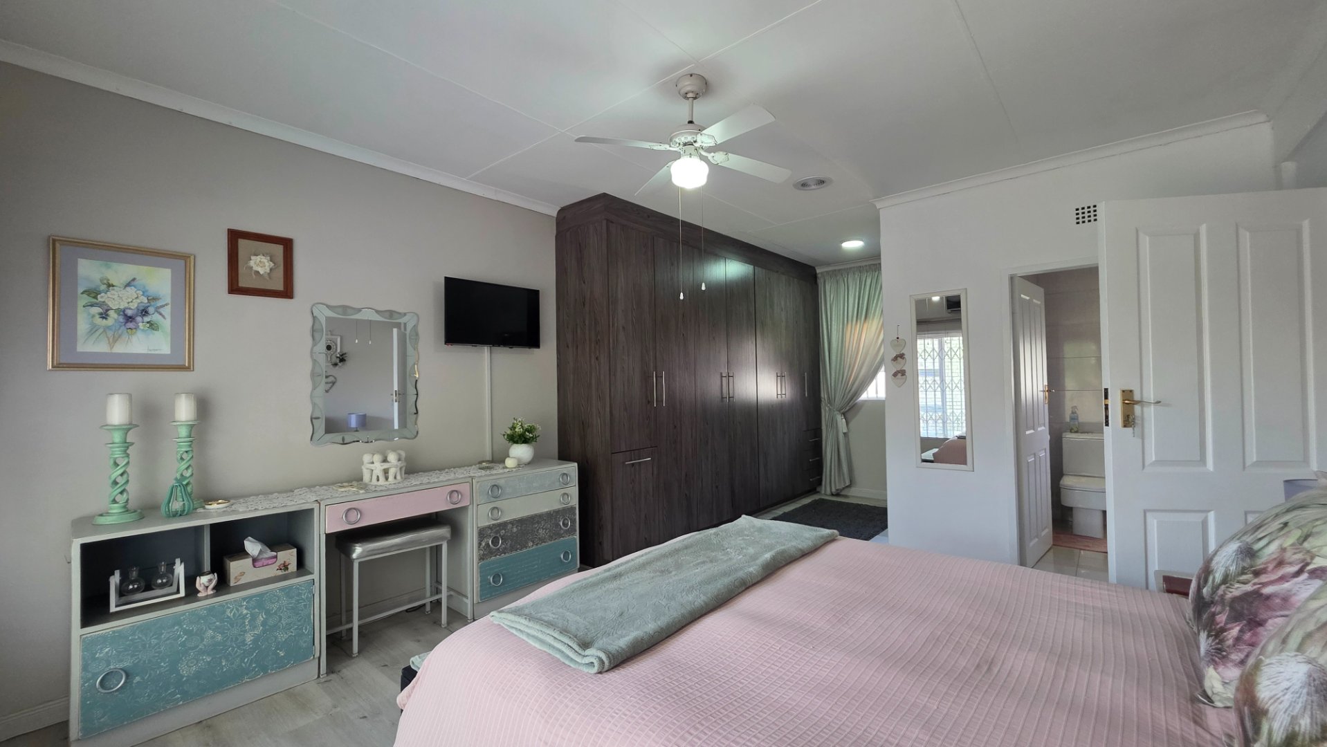 MAIN BEDROOM