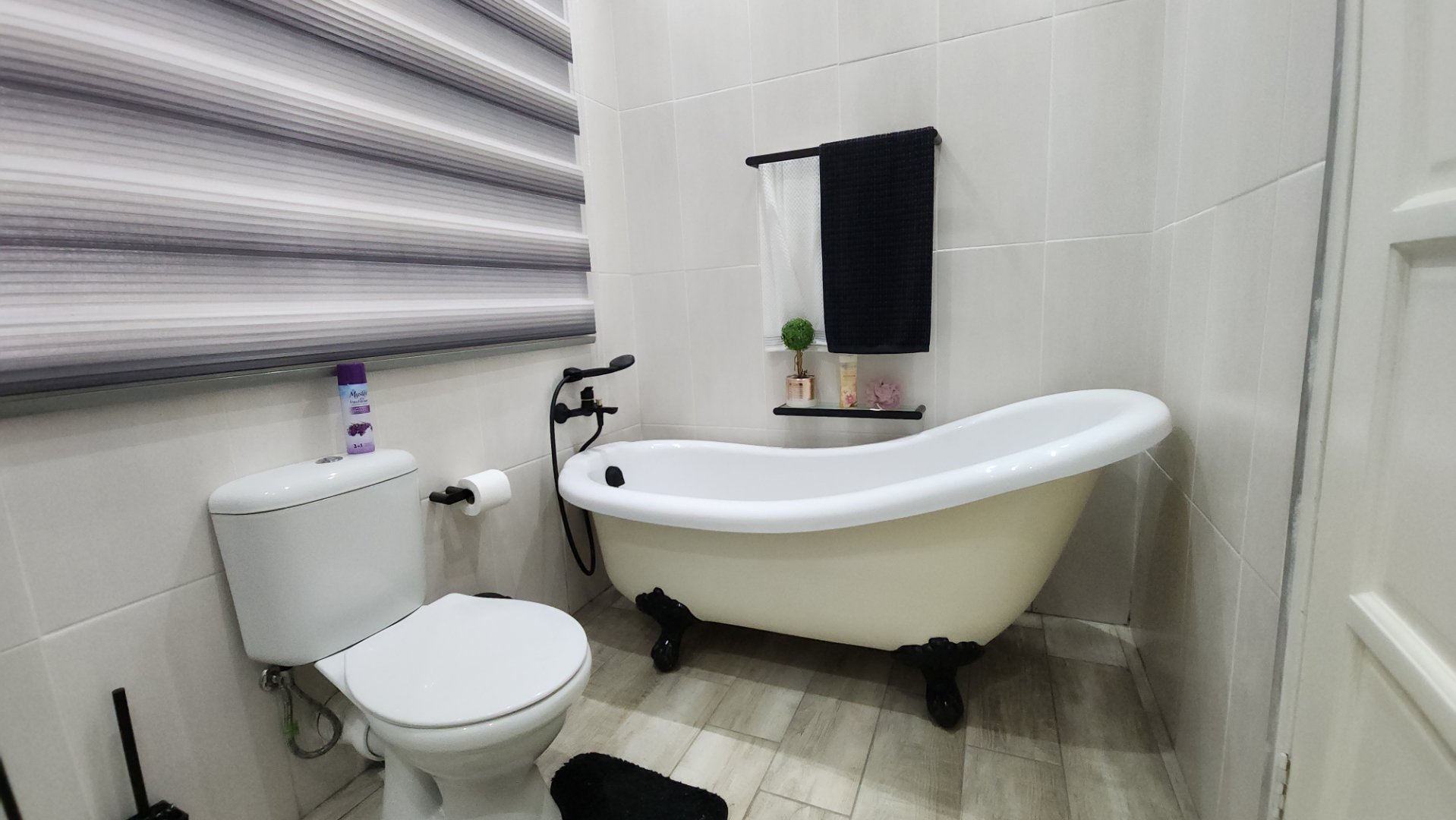 BATHROOM 1 WITH BATH