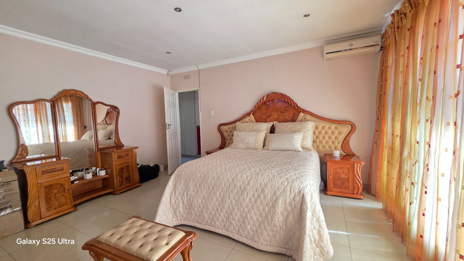 MAIN BEDROOM