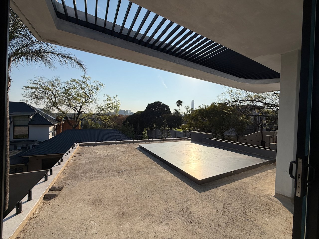 Move In for Christmas: 760 m² Villa Behind a Double Boom in Sandhurst