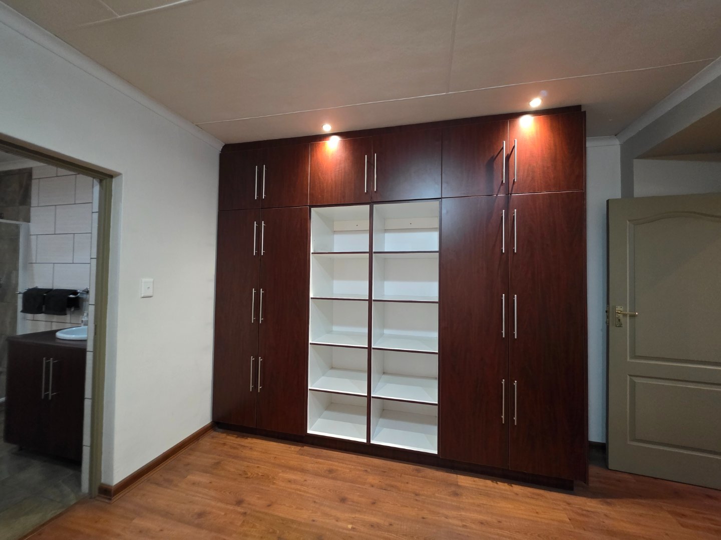 BEDROOM IN BACHELORS