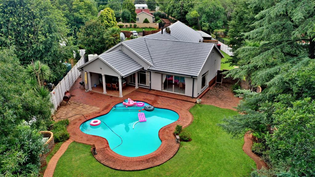 Family Haven with Pool and Lush Gardens