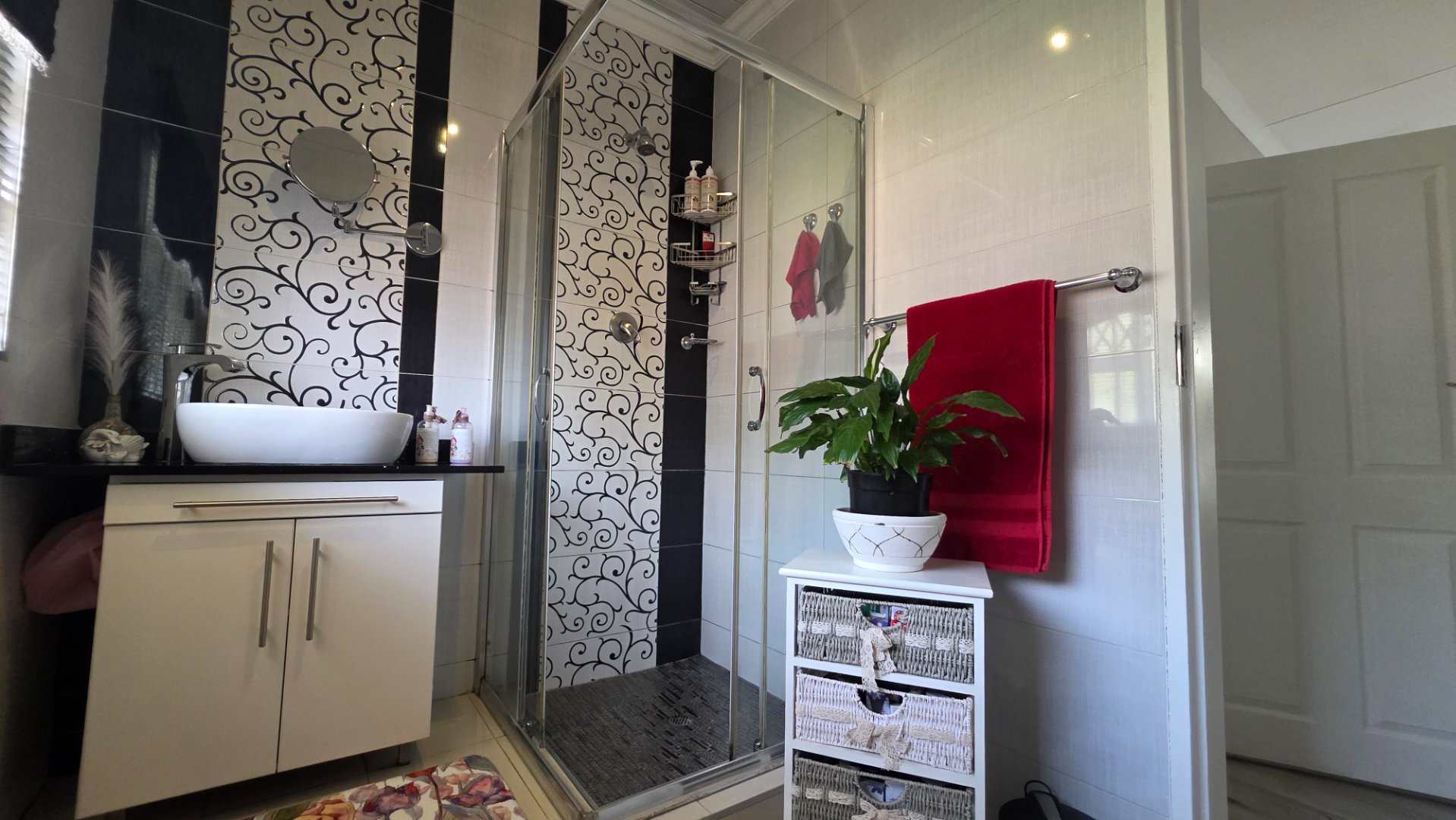 EN SUITE BATHROOM WITH SHOWER