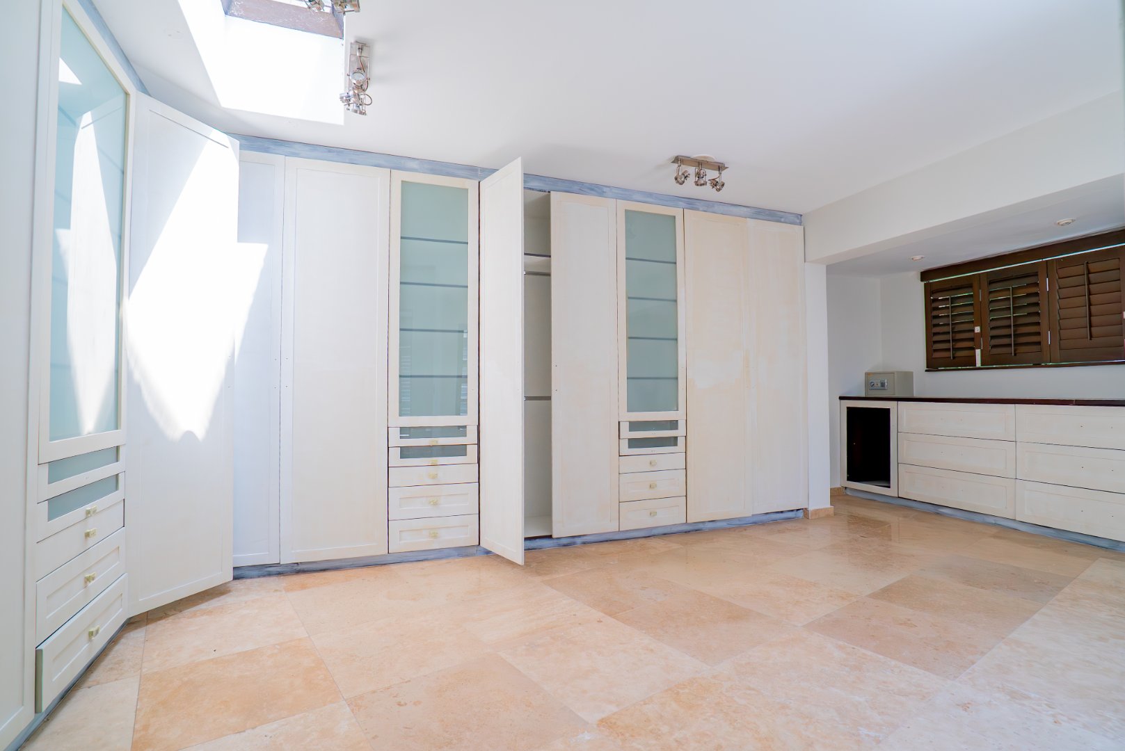 Grand Inanda Residence with Exceptional Bones – 1,003m² Under Roof on 1,859m² Stand