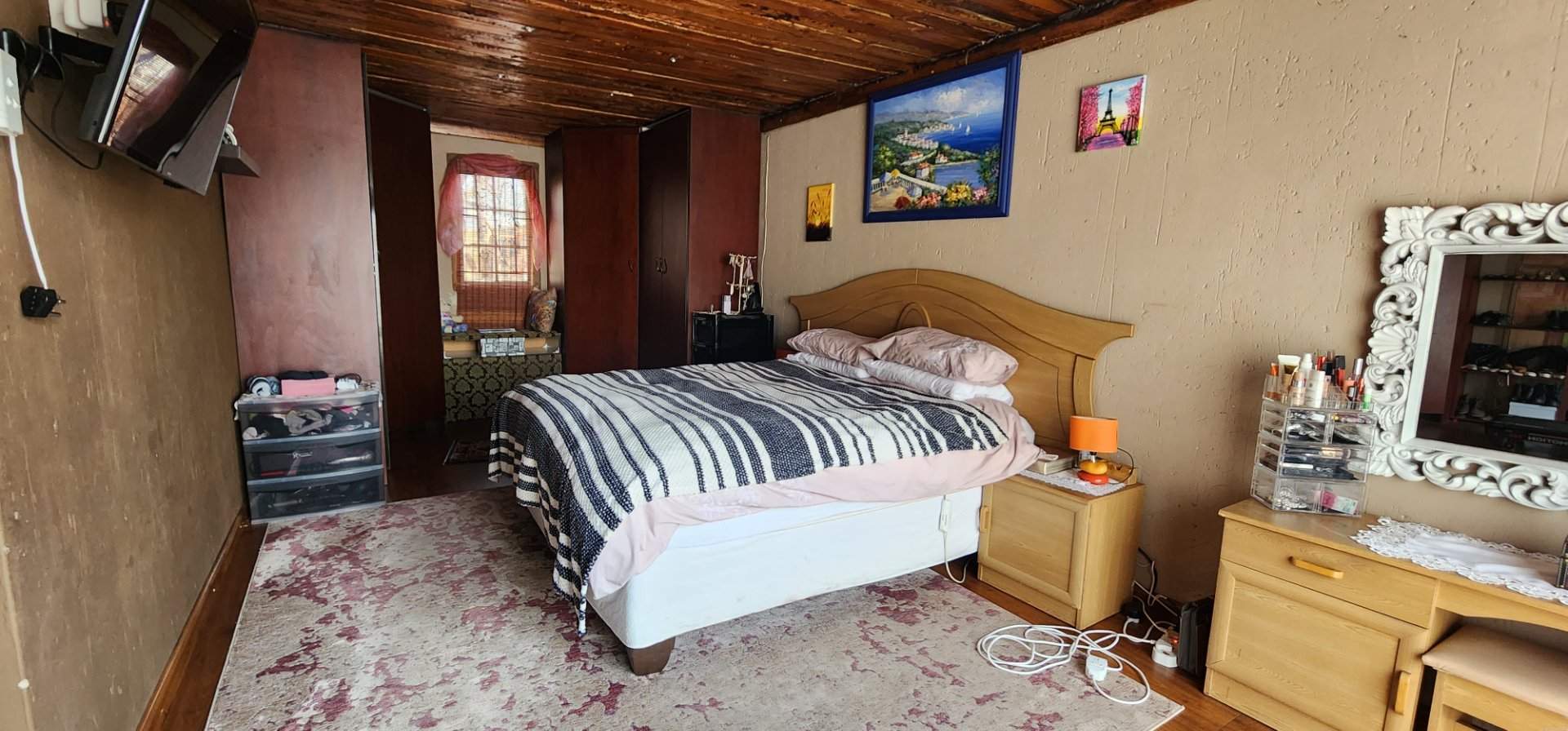 MAIN BEDROOM