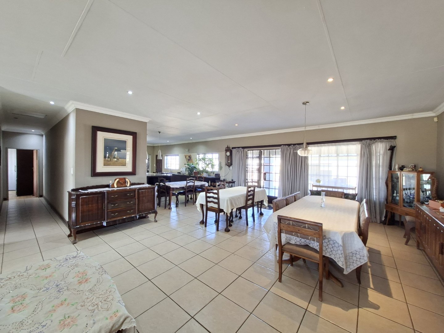 OPEN PLAN LOUNGE/DINER
