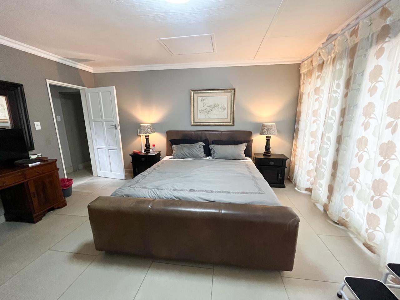 Month - to - Month Spacious 2 bedroom flatlet 