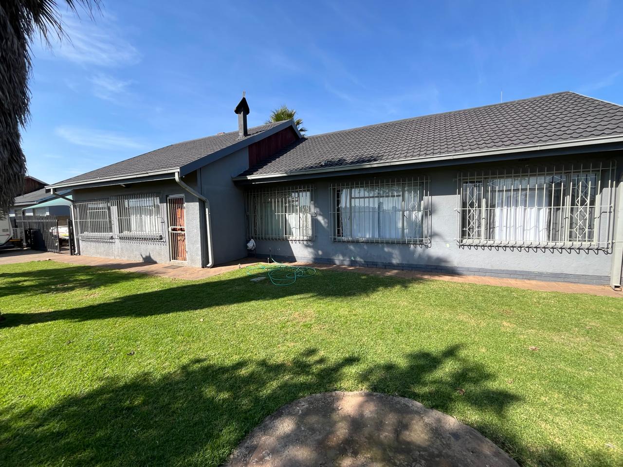 Charming 3 Bed Home in Kookrus Meyerton