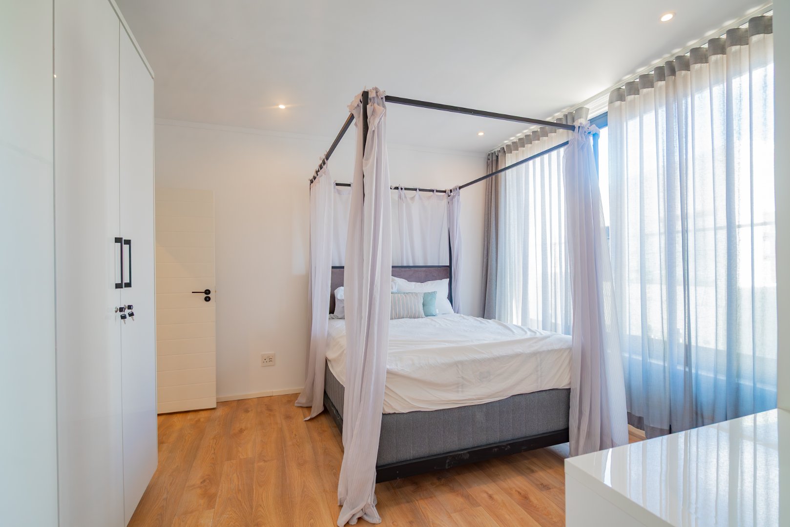 Modern 3 Bed Hyde Park Townhouse with Solar, PJ Lounge & Double Garage