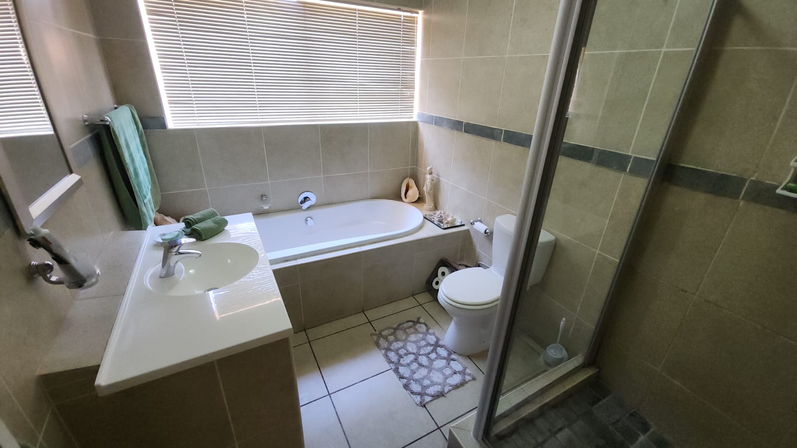 BATHROOM 1 IN HOUSE 2