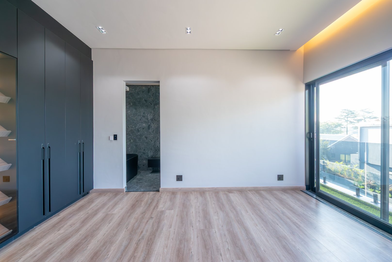 Ultra Exclusive Hyde Park Cluster Living Move In Ready Luxury Residence