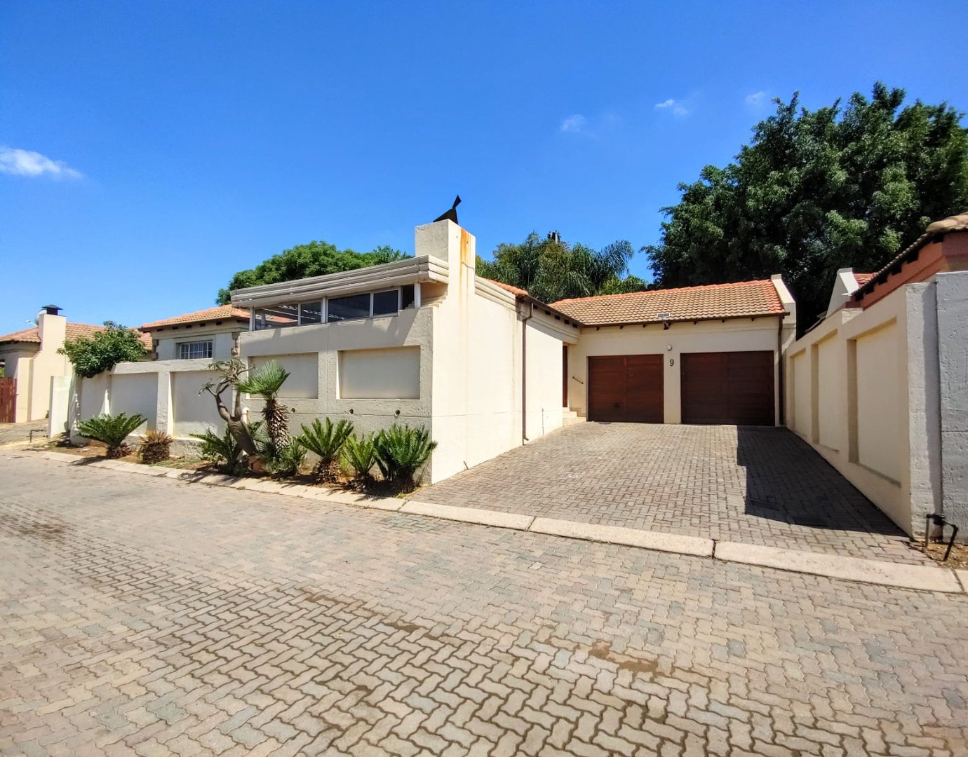 Popular Full title Tuscan house near Kolonnade Centre. A lock up and go with small stand. Not to be missed!! 