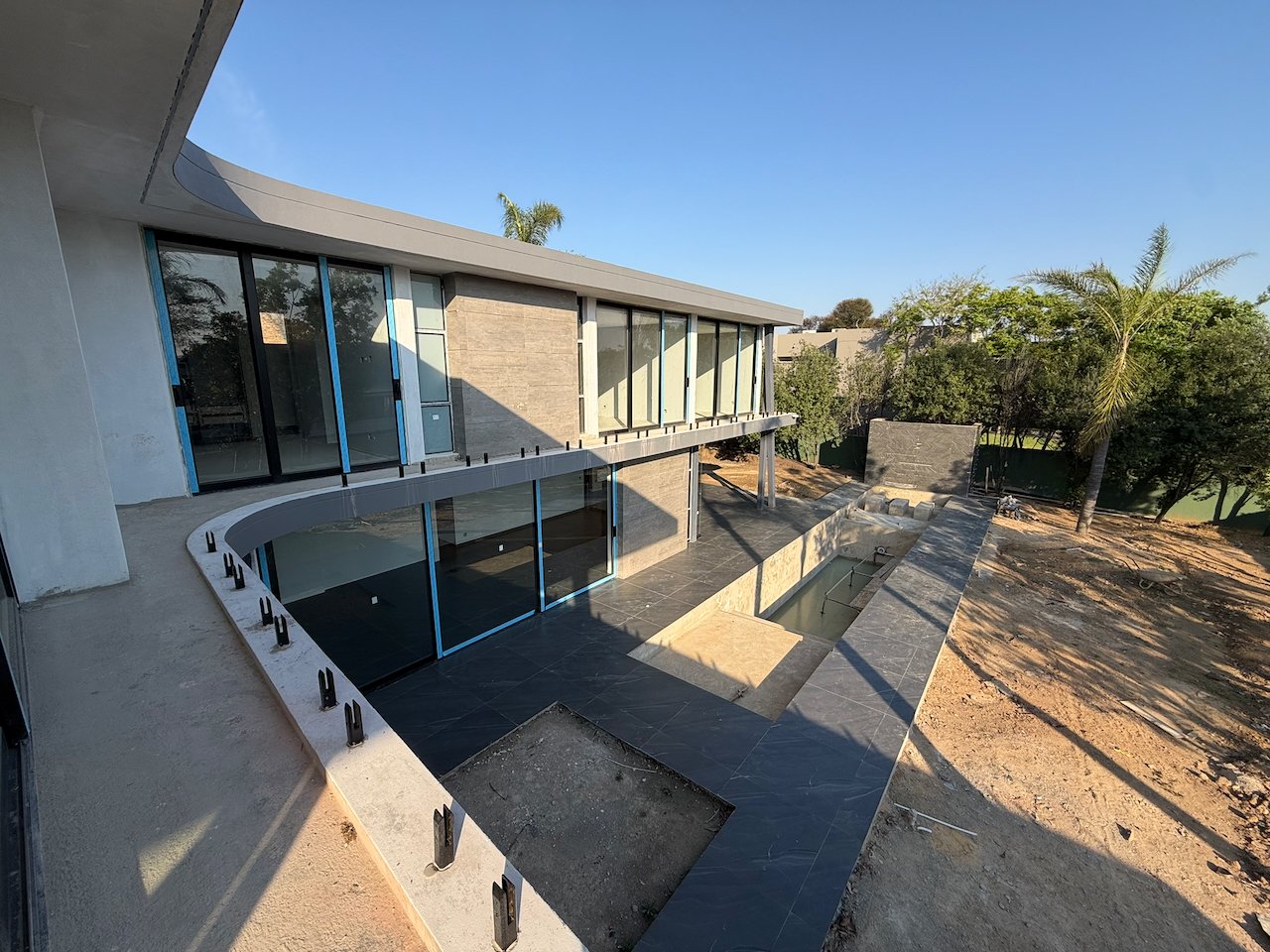 Move In for Christmas: 760 m² Villa Behind a Double Boom in Sandhurst