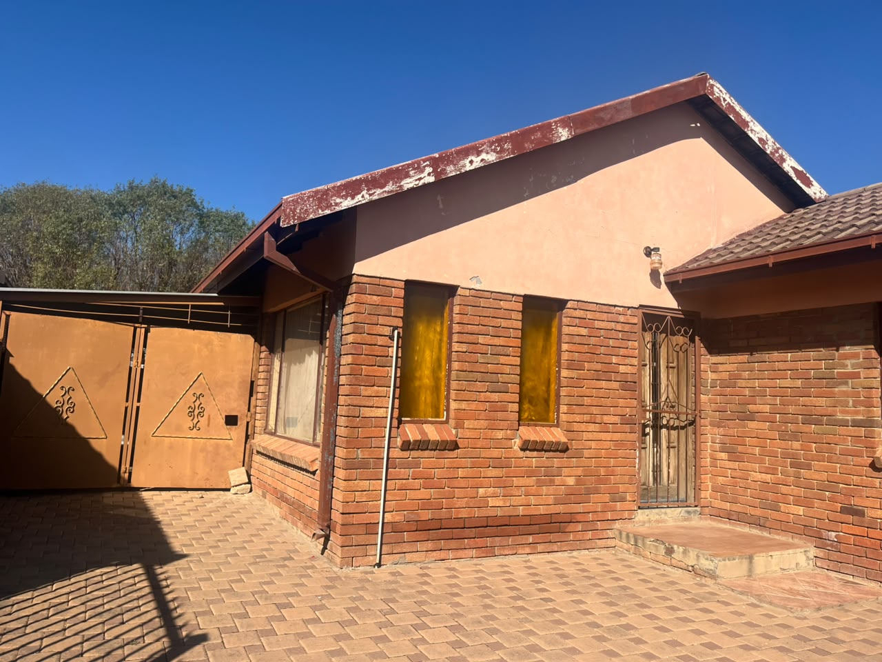 Three-Bedroom Home on Bloemanda's Main Road with Garage and Carport