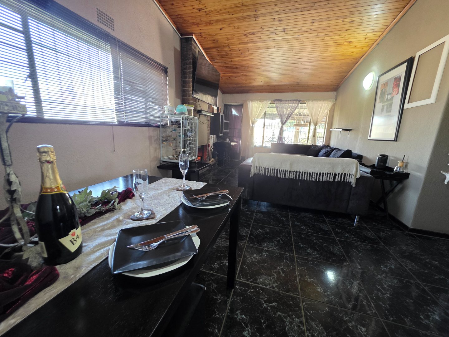 OPEN PLAN LOUNGE/DININGROOM