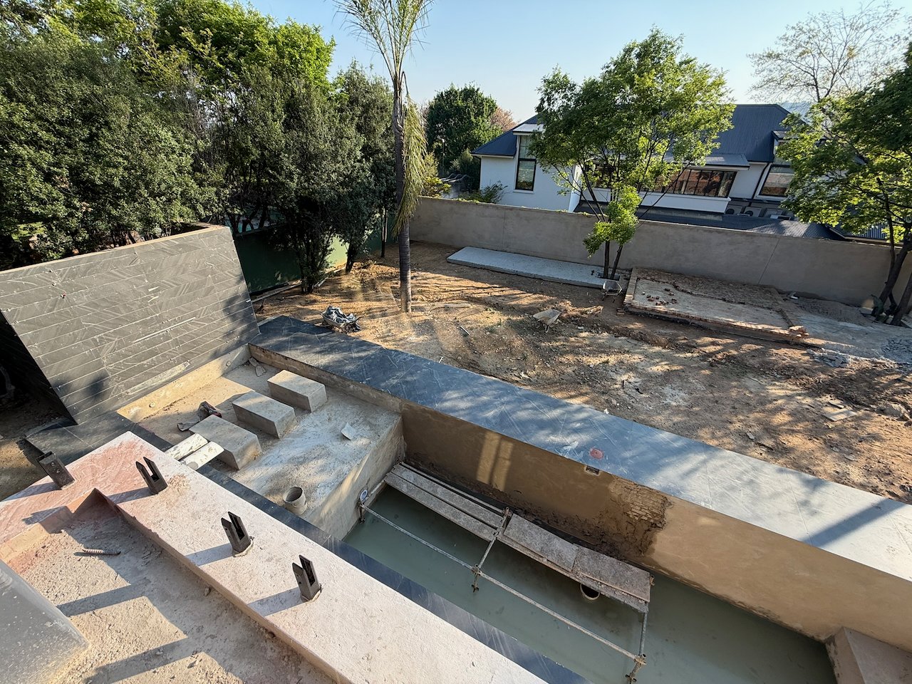 Move In for Christmas: 760 m² Villa Behind a Double Boom in Sandhurst