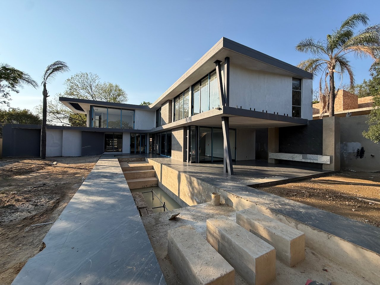 Move In for Christmas: 760 m² Villa Behind a Double Boom in Sandhurst