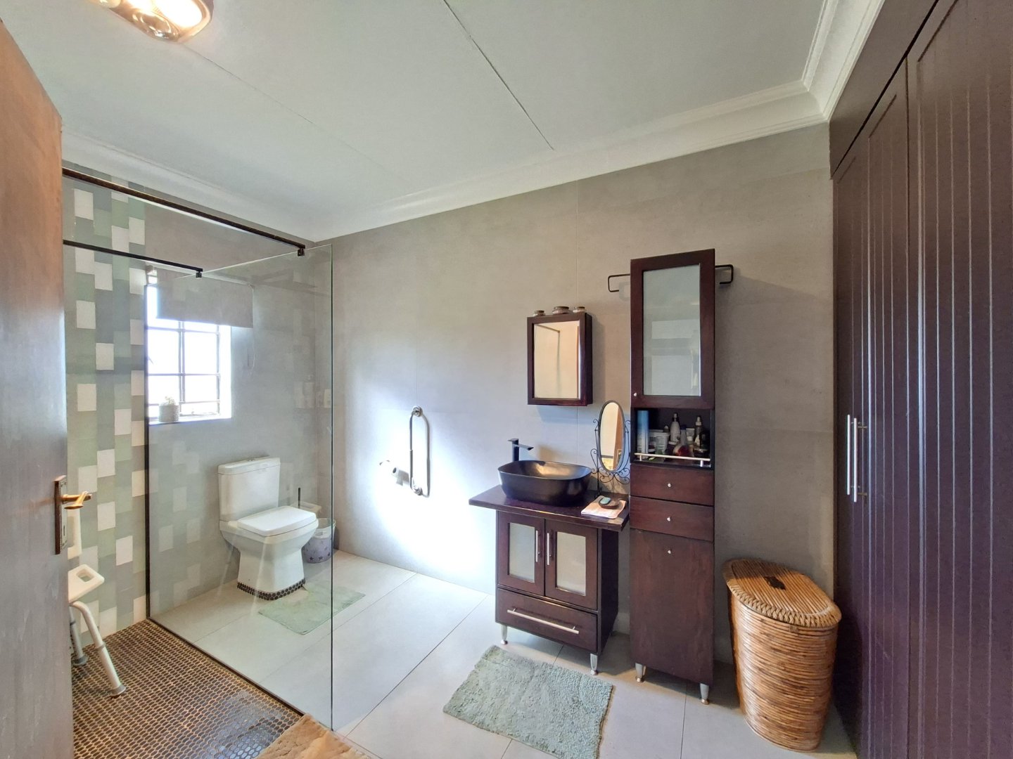 EN SITE BATHROOM TO MAIN BEDROOM