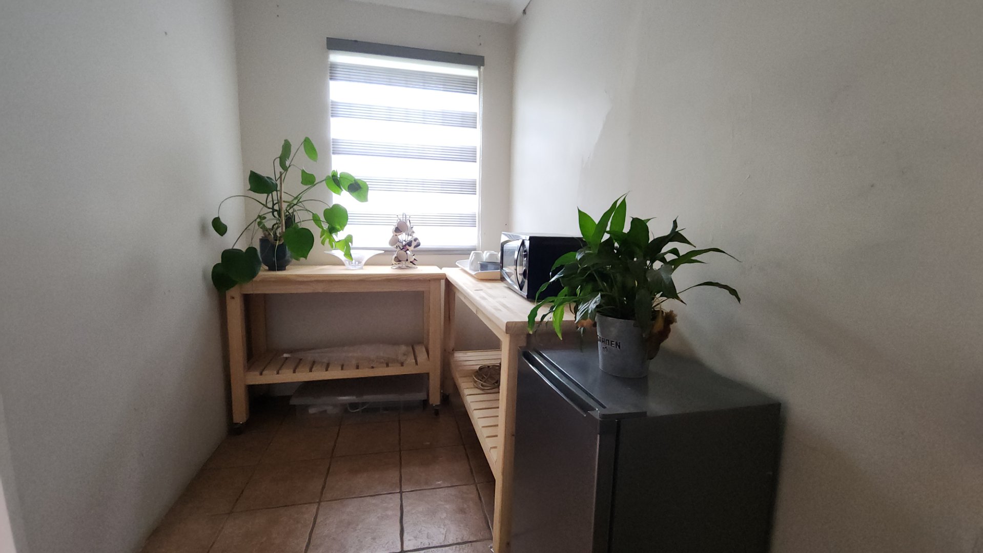 COSY KICHENETTE TO SERVE OFFICE