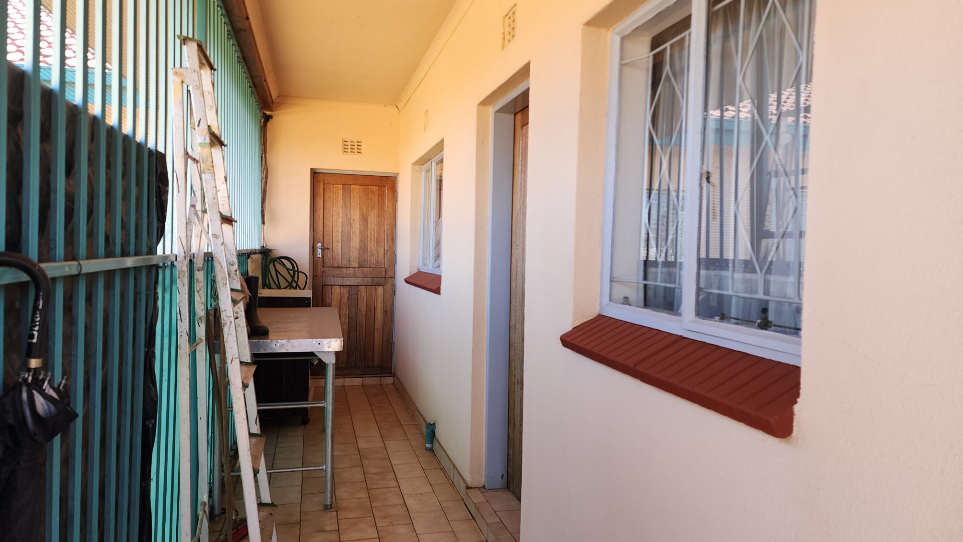 CLOSED OFF BACK STOEP