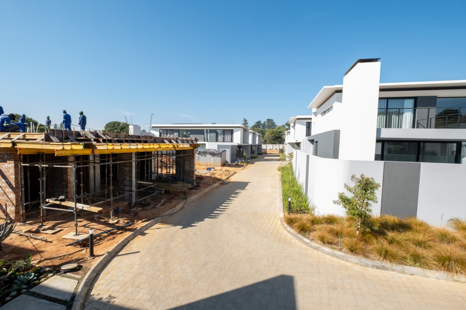Luxury Cluster in Exclusive Boomed Road