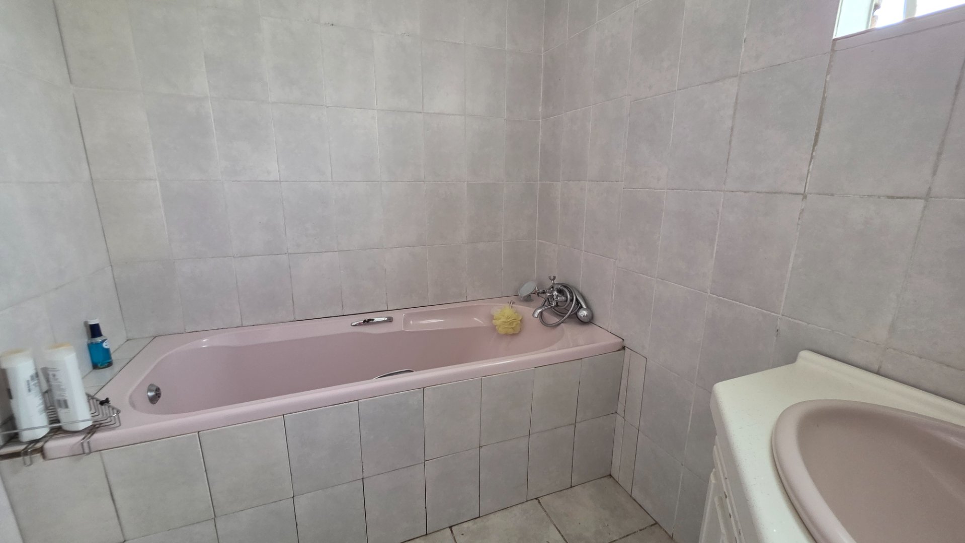 BATHROOM 1 MAINHOUSE