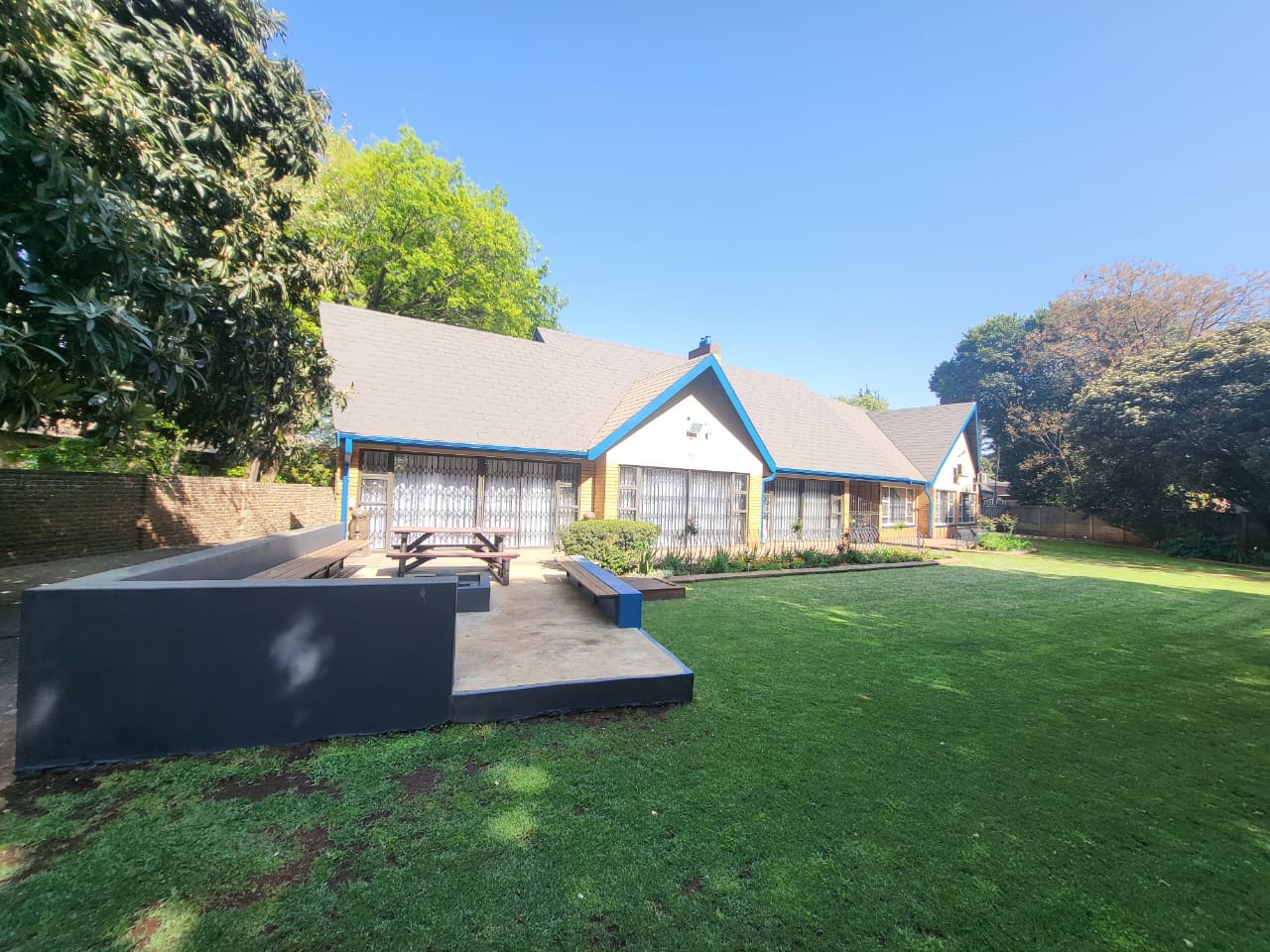 Contemporary Elegance and Expansive Space: Your Perfect Modern Family Home