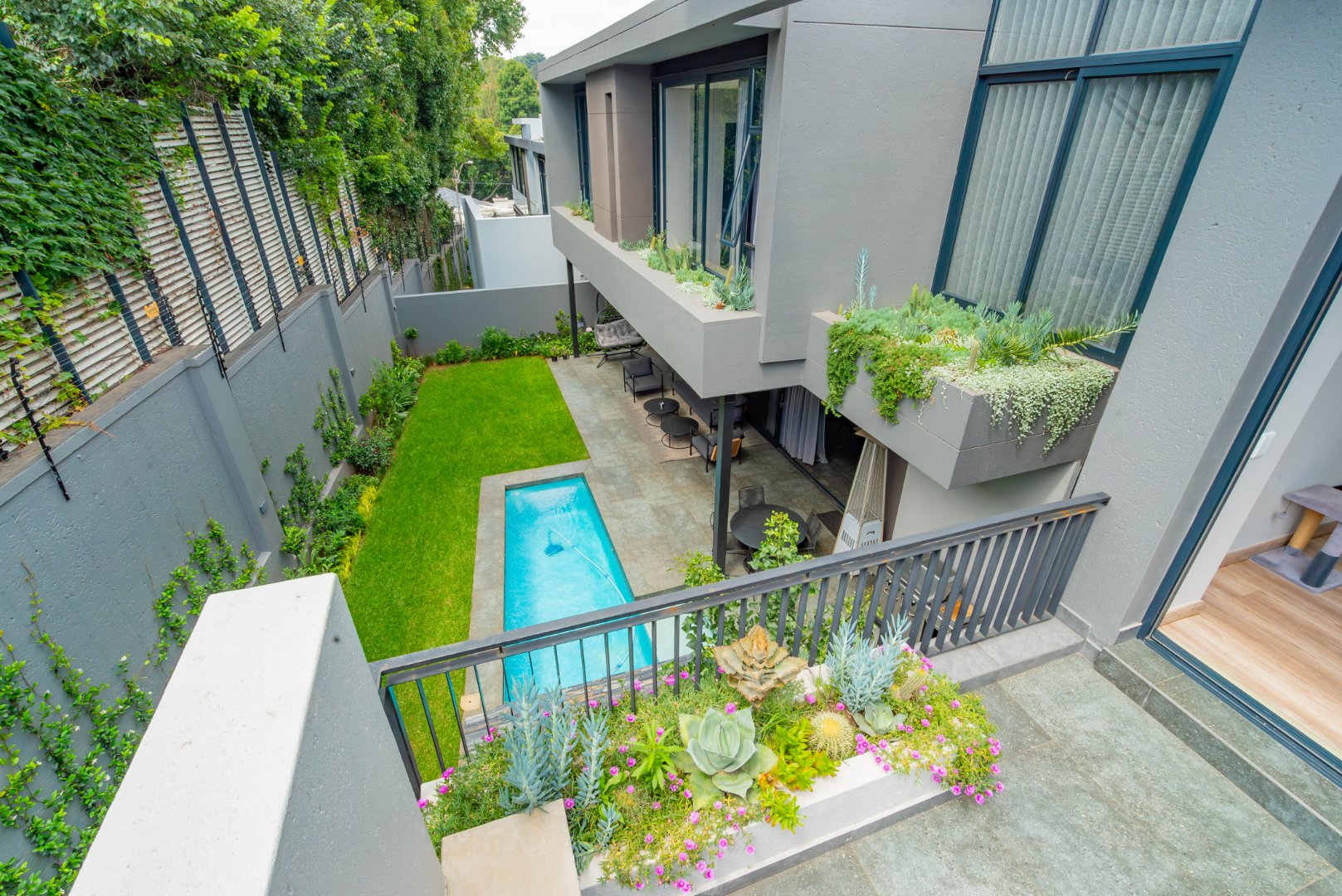 Luxury Cluster Living in an Elite Boomed Enclosure