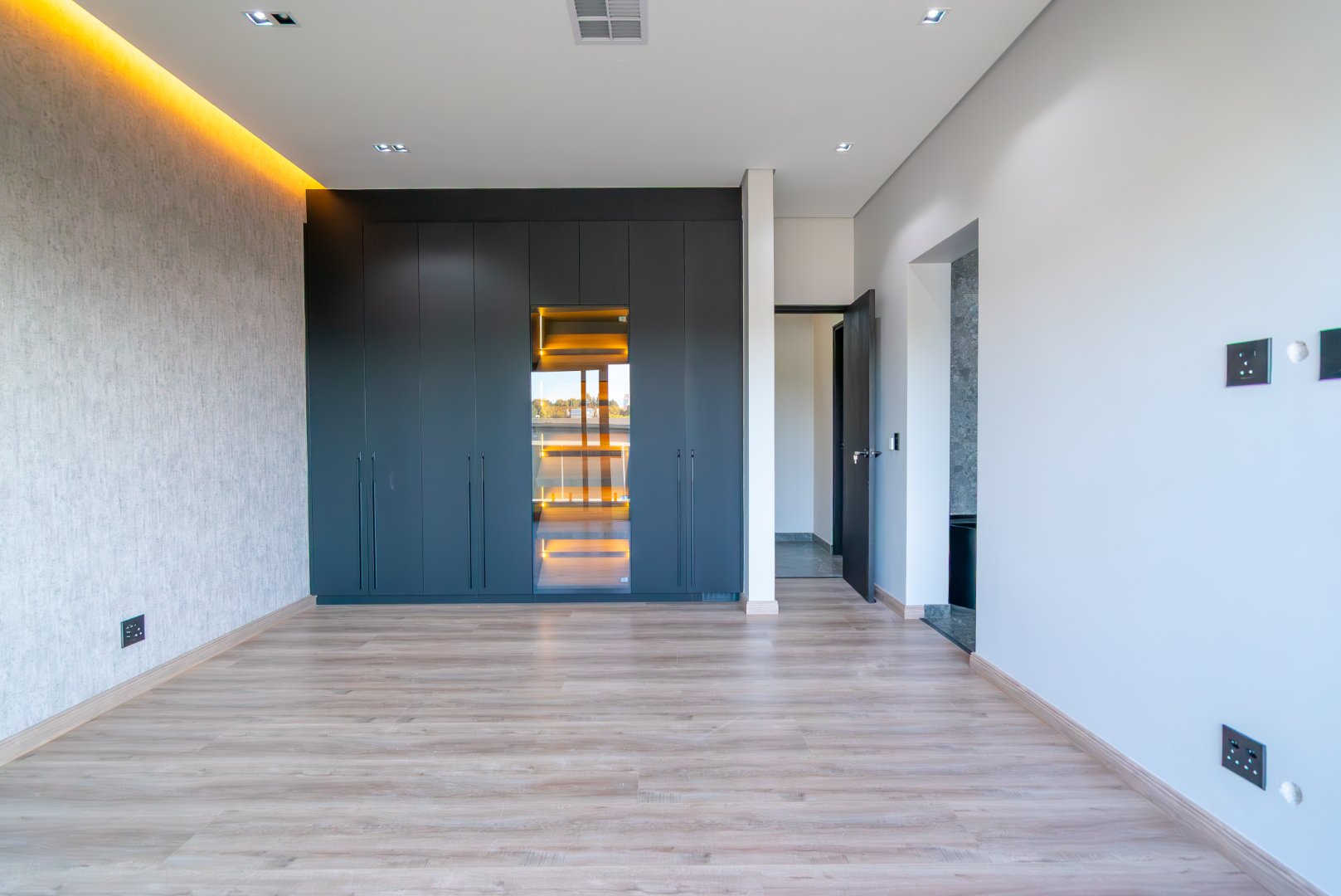 Ultra Exclusive Hyde Park Cluster Living Move In Ready Luxury Residence