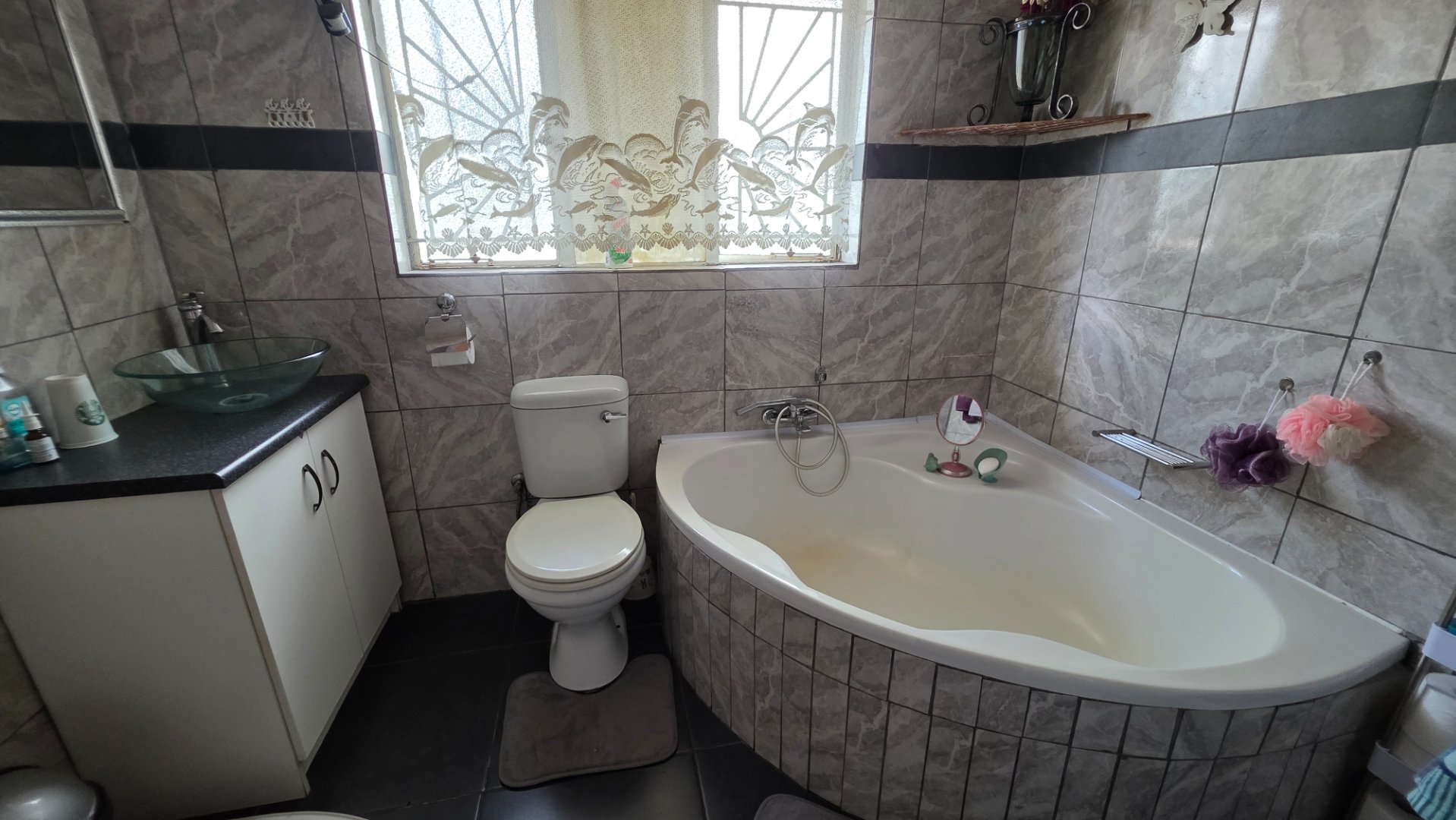 BATHROOM IN FLAT 2